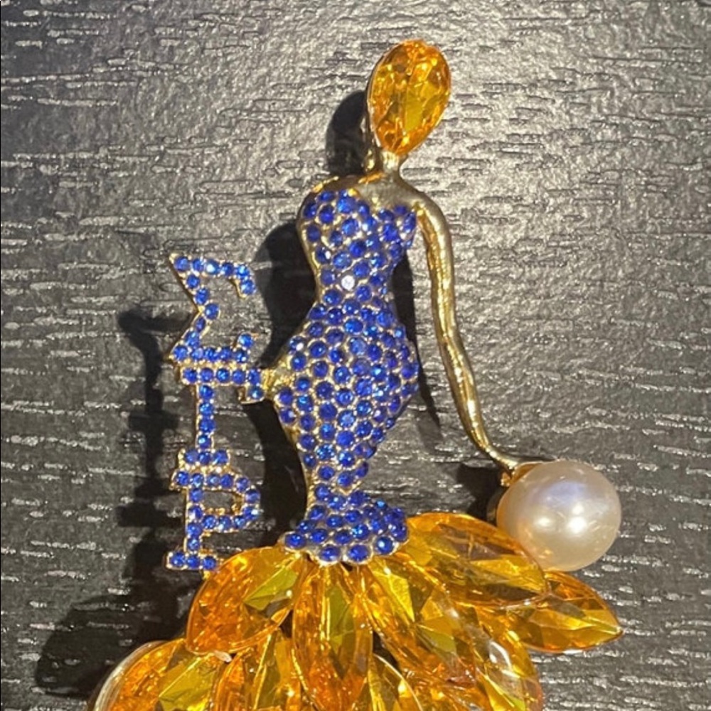 Glam Diva Lapel Pin Sigma Gamma Rho